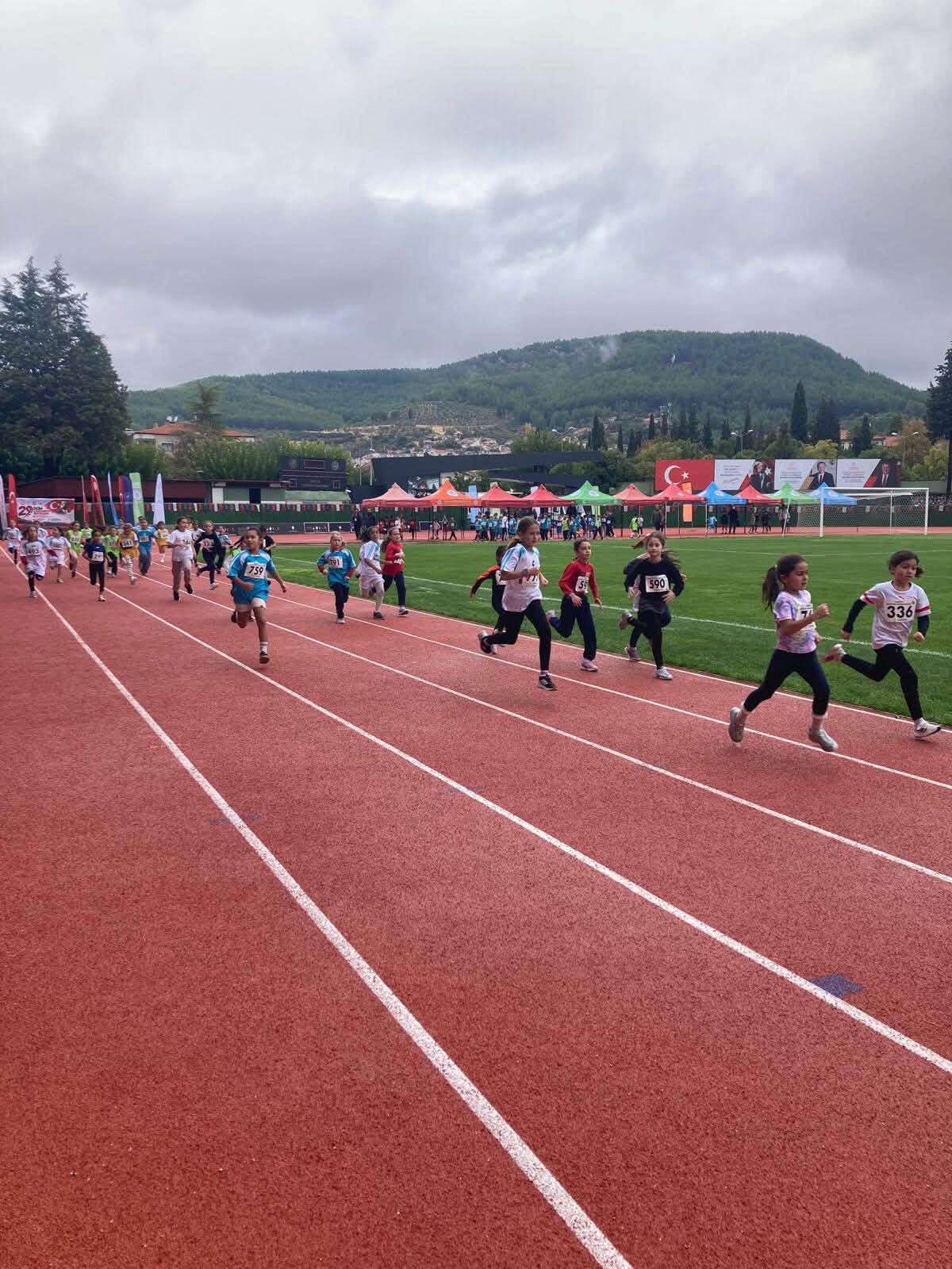 Muğla Atatürk Stadyumu’nda Cumhuriyet Coşkusu: 316 Sporcu Pistte Buluştu 3